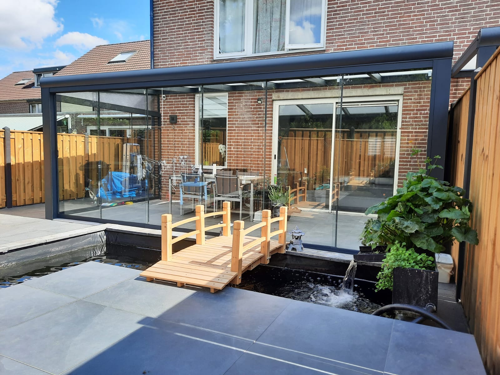 Aluminium veranda aan een rijwoning