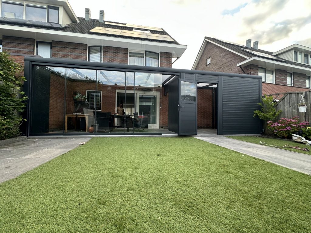 Veranda in een aangelegde tuin